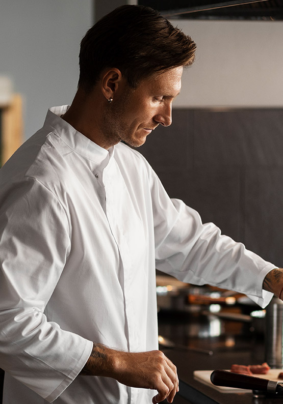 Chef O holding lobsters for a fine dining experience in Phuket