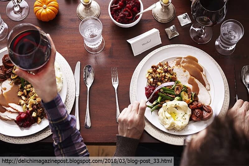 ขณะรับประทานไม่ควรให้ช้อนส้อมกระทบจานจนเกิดเสียงดัง