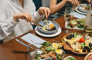 มารยาทบนโต๊ะอาหารที่ทุกคนควรรู้