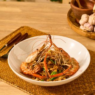 Fried Large Noodle with River Prawn 